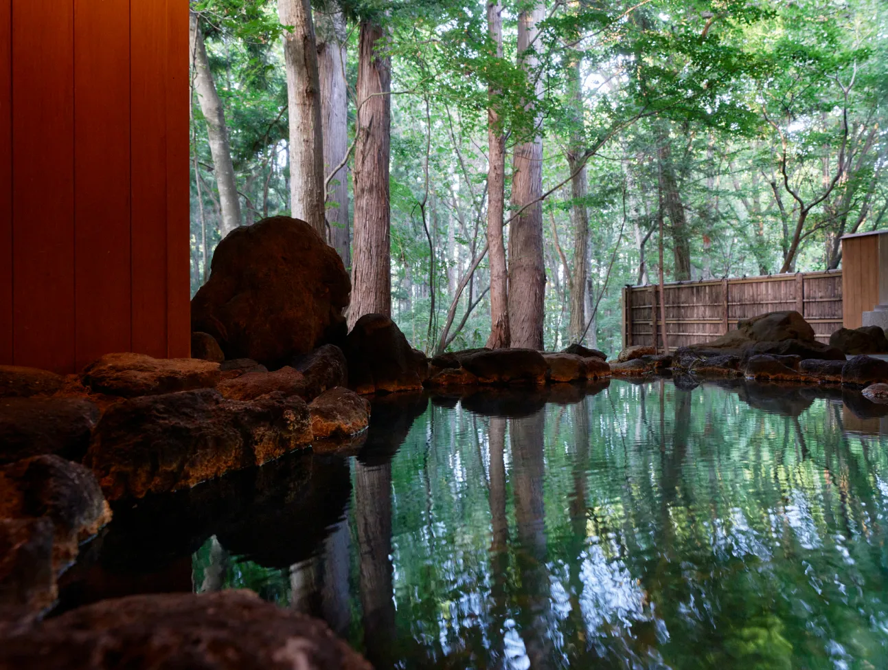 秋田の豊かな自然に囲まれた露天風呂。四季折々の美しい風景を眺めながら、心身のリラックスを満喫できます。